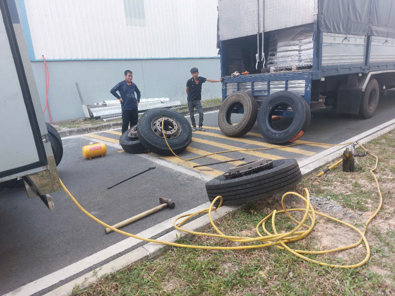 Dịch vụ vá vỏ xe nâng, xe cơ giới tận nơi – Giải pháp nhanh gọn tại Bình Dương